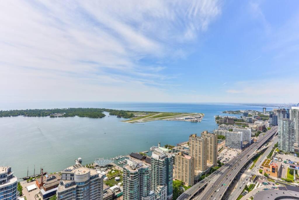 Two Bd Cn Tower And Lake Ontario View Toronto Exterior foto
