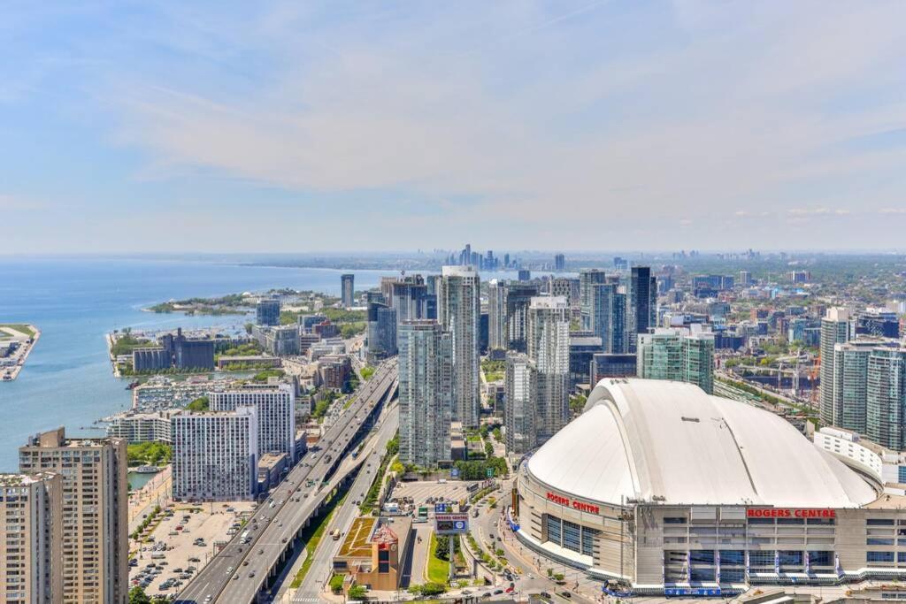 Two Bd Cn Tower And Lake Ontario View Toronto Exterior foto