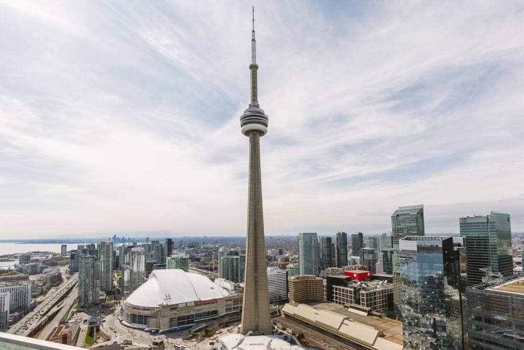 Two Bd Cn Tower And Lake Ontario View Toronto Exterior foto